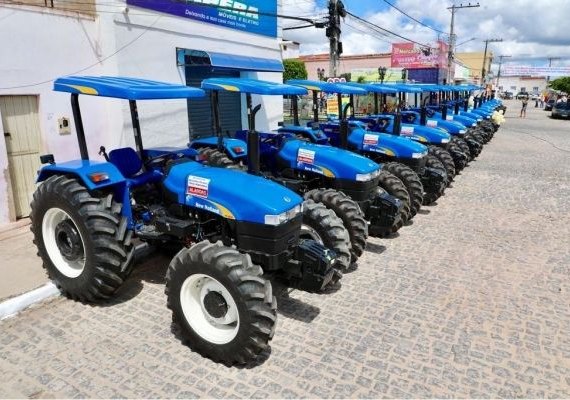 Governo entrega ambulâncias e tratores em Murici e São Luís do Quitunde