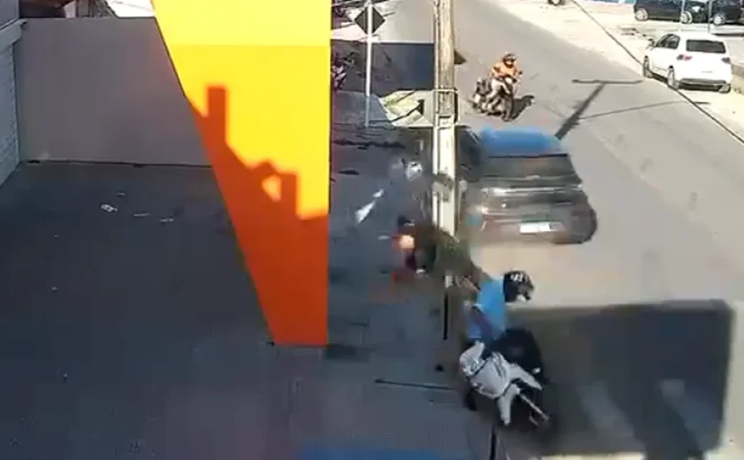 Câmera de videomonitoramento registra carro na contramão atingindo duas motos e batendo em caminhão em Penedo