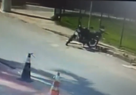 Câmeras flagram roubo de moto no Benedito Bentes