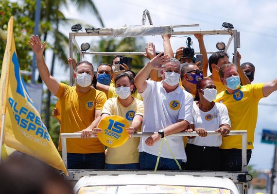 Alfredo percorre bairros em carreata e agradece vitória do 1º turno
