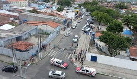 Beneficiários do auxílio-moradia fecham rua em protesto no bairro da Levada