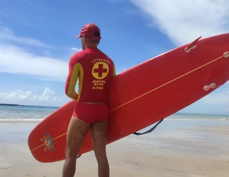 Corpo de Bombeiros resgata quatro pessoas de afogamento na Praia do Francês