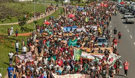 Indígenas de todo o Brasil ocupam a Esplanada dos Ministérios