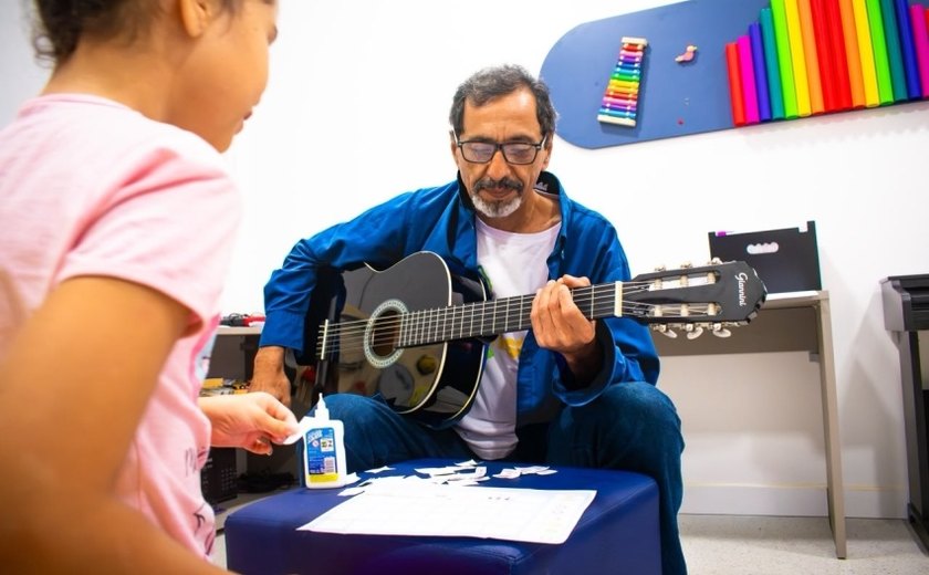 Musicoterapia fortalece desenvolvimento de crianças com TEA e aproxima famílias na Casa do Autista de Maceió