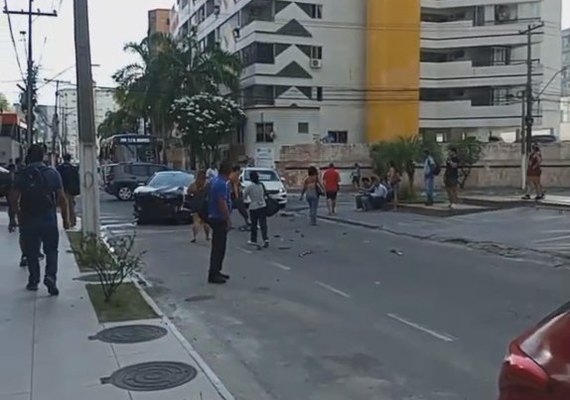 Vídeo: carro colide em ônibus em cruzamento da Ponta Verde
