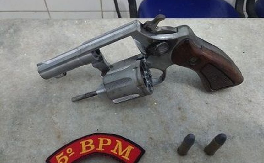 PM detém jovens suspeitos de roubo com arma de fogo na parte alta de Maceió
