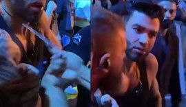 Gusttavo Lima tem colar roubado por fã durante show e fica perplexo; assista