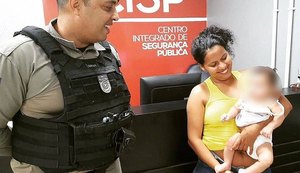 Policial militar socorre bebê de dois meses que se engasgou com leite materno