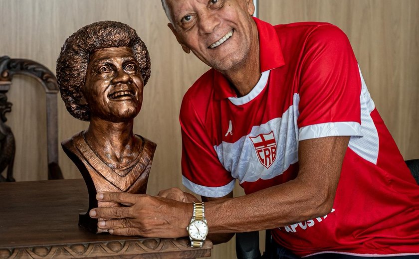 CRB inaugura busto em homenagem ao ídolo regatiano Joãozinho Paulista