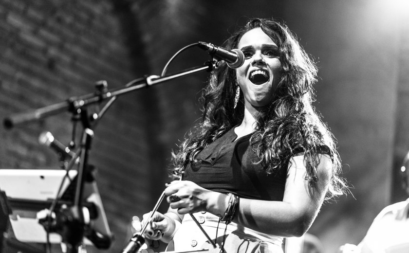 Roda de Forró: Fernanda Guimarães se apresenta na Toca do Calango com show “Pés em Casa”
