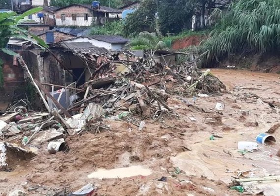 Exército, bombeiros e moradores buscam por desaparecidos no Grande Recife