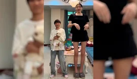 Influenciadora Xiao Yue, conhecida por ter 2,18 metros de altura, morre aos 26 anos