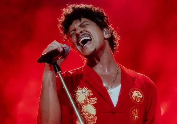 Bruno Mars chega ao Brasil para shows em cinco cidades