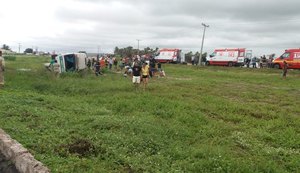 Van com 12 passageiros capota perto da Barra de São Miguel na AL-101 Sul