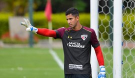 Goleiro do São Paulo lesiona coxa esquerda e volta ao Brasil