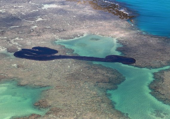 Mais quatro navios gregos estão entre os investigados por vazamento de óleo