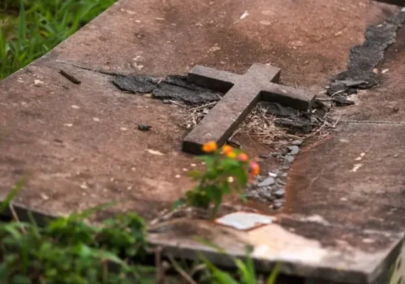 Criminosos invadem cemitério, violam túmulo e ateiam fogo em cadáver