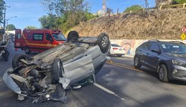 Carro bate em poste e capota na Avenida Governador Afrânio Lages