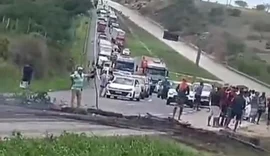 Moradores de Porto Real do Colégio bloqueiam os dois sentidos da BR-101