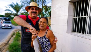 Prefeito Gilberto Gonçalves retoma tradicional entrega de peixes da Semana Santa