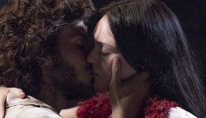 'Novo Mundo': Anna beija Joaquim e corre risco de ser flagrada por Thomas