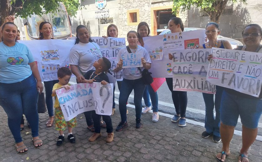 Mães de crianças e jovens com autismo protestam por auxiliar de sala em Maceió