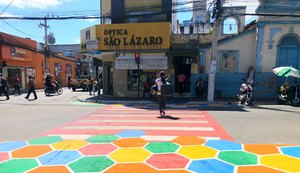 Faixa de pedestres colorida vira atração