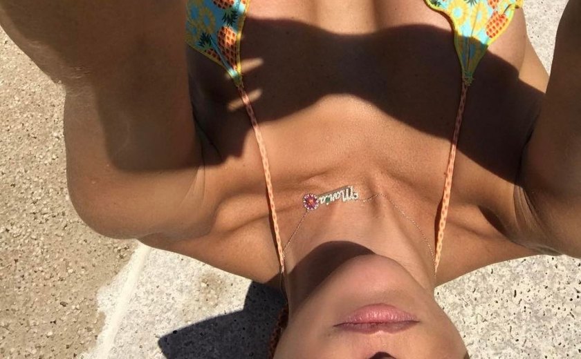 Deborah Secco surge linda e em forma com selfie na praia