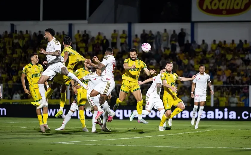 Com um a mais, Mirassol vence e complica Internacional no Brasileirão