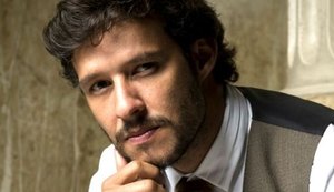 Edmundo retorna da Europa e mistério sobre ódio de Fani é revelado