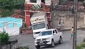 Caminhão-baú atinge fachada de bar ao descer ladeira em Palmeira dos Índios