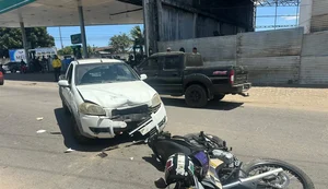 Motociclista fica ferida após colisão com carro em avenida de Arapiraca