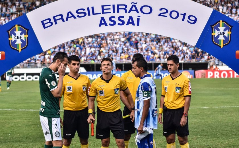 Caio Max Vieira, do Rio Grande do Norte, apita partida entre CSA e Grêmio