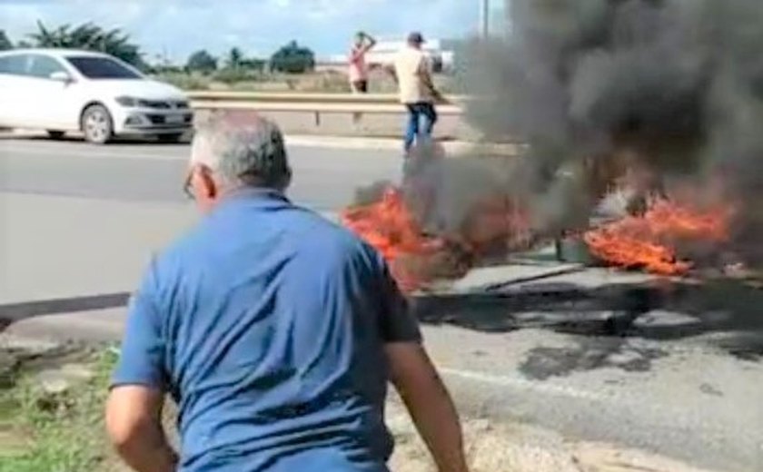 Moradores bloqueiam rodovia em Arapiraca