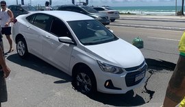 Vídeo: carro fica preso em cratera aberta no meio de avenida da orla de Maceió
