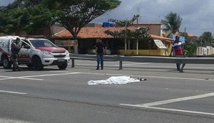 Idosa de 69 anos morre atropelada após ser arremessada na AL-101 Sul