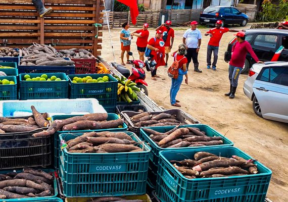 MST doa mais de 3 toneladas de alimentos para famílias atingidas pelas chuvas em Atalaia