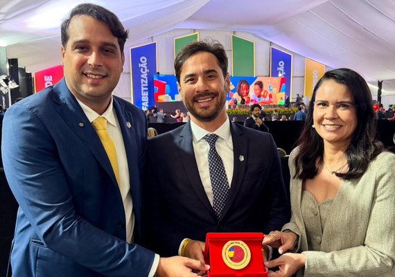 Santana do Mundaú consolida excelência educacional e conquista Selo Ouro de Alfabetização em Brasília