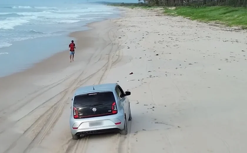 Motorista flagrado trafegando em faixa de areia na Praia do Francês é multado em R$ 15 mil
