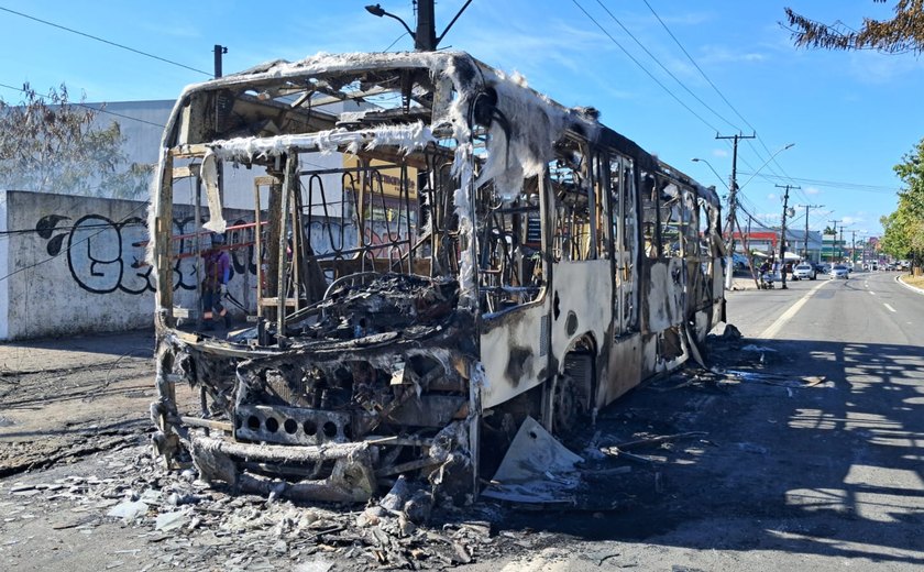 Vídeo: ônibus é completamente destruído por incêndio na Avenida Fernandes Lima