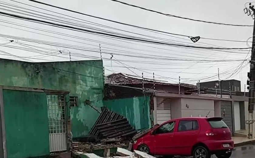 Carro derruba muro de residência em Arapiraca após condutor perder controle da direção