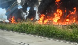 Óleo diesel mantém BR-101 interditada após retirada de carreta envolvida em explosão