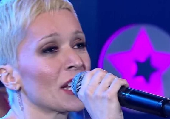 Sem conseguir shows, ex-Trem da Alegria oferece aulas de canto na web