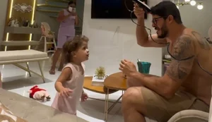 'Somos um só': médico alagoano raspa o cabelo em apoio à filha de 1 ano em tratamento contra o câncer