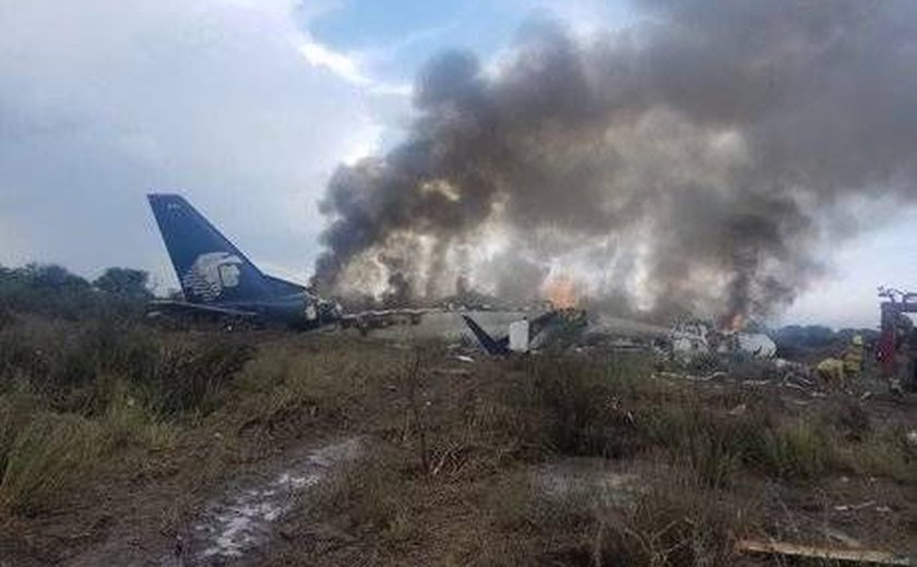 Avião com 101 pessoas cai após decolagem no México