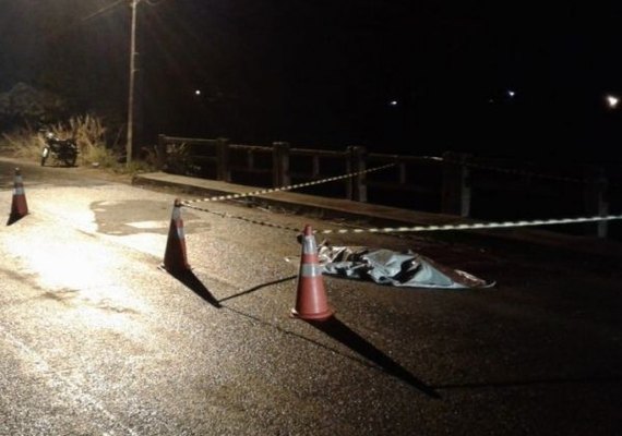 Motociclista morre após colidir veículo na mureta de ponte