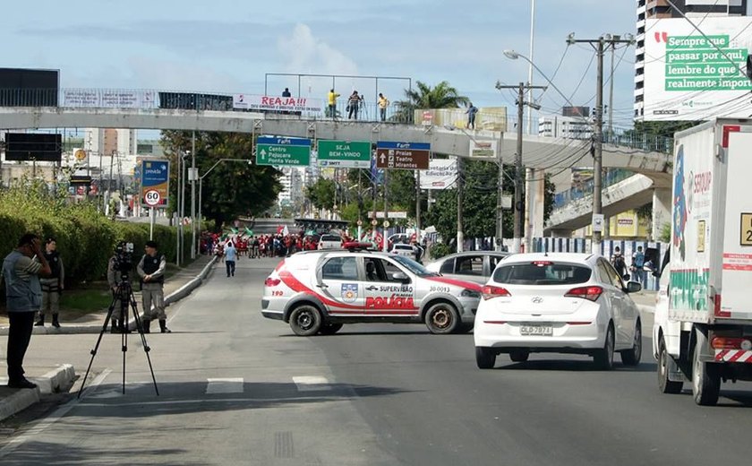 Mobilização fechou avenidas e rodovias em Alagoas na manhã desta sexta-feira