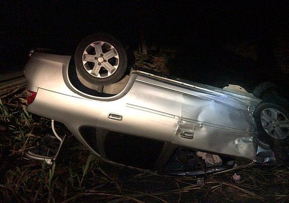 Colisão frontal: carro pega fogo e motorista fica com queimaduras e fratura uma das pernas