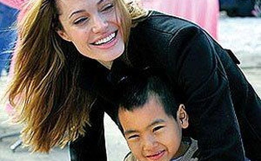 Angelina Jolie pode ter usado documentos falsos para adotar Maddox
