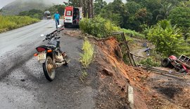 Motorista de caminhão fica ferido após capotar veículo em um trecho da BR-101